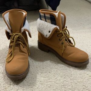 Women’s size 8 chestnut boots with plaid design.